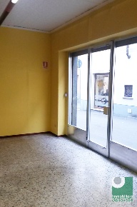 Foto Locale commerciale in via Gramsci, Oleggio di 40 m² con 2 locali