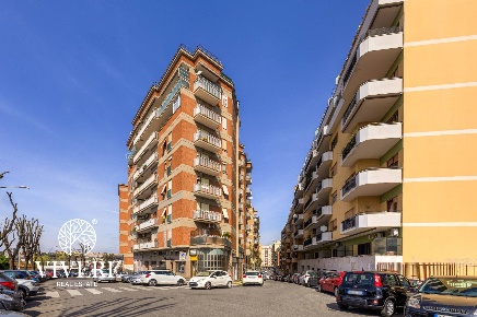Foto Locale commerciale in Via Luigi Vittorio Bertarelli, Roma di 990 m²