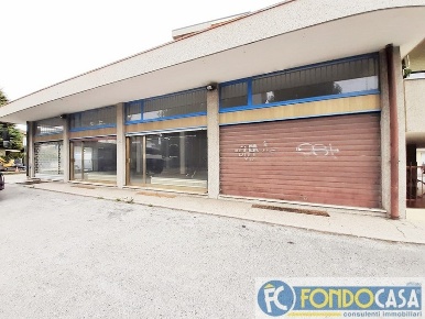 Foto Locale commerciale in via Delle Caserme, Pordenone di 300 m²