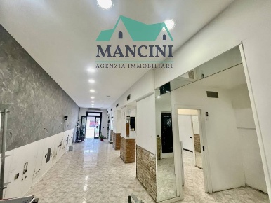Foto Negozio in VIA GIUSEPPE GARIBALDI, Jesi Viale della Vittoria di 120 m²
