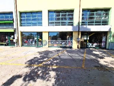 Foto Locale commerciale in Viale Montegrappa, Pavia San Pietro di 1007 m²