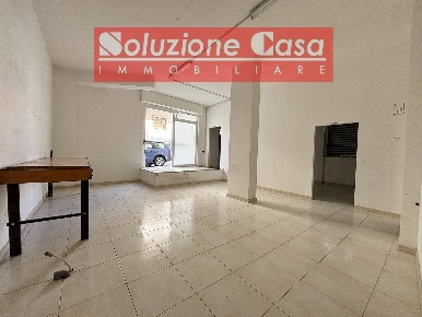 Foto Locale commerciale in via Strabone, Canosa di Puglia Centro di 118 m²