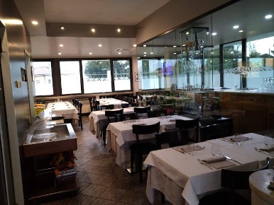 Foto Attività commerciale a Legnano Piscina, Parco Castello di 150 m²