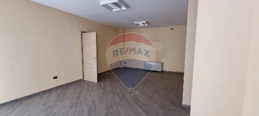 Foto Locale commerciale in Via Enzo Ferrari, Pescara di 178 m² con 1 locali