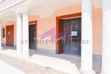 Foto Locale commerciale in Piazza Libertà, Castelmassa di 80 m² in affitto