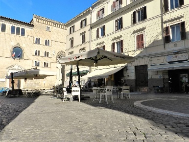 Foto Attività commerciale in Piazza Cavour, Tarquinia Centro Storico