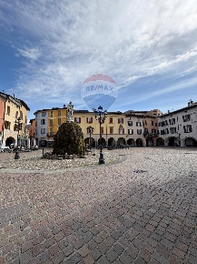 Foto Locale commerciale a Iseo Centro di 49 m² con 1 locali in vendita