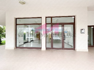 Foto Negozio in Viale Virgilio, Borgocarbonara Carbonara Di Po di 61 m²