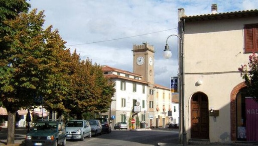 Foto Attività commerciale in Via Napoli, Collesalvetti La Chiusa di 1600 m²