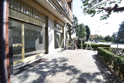 Foto Locale commerciale in Via Trento, Osnago Centro di 100 m² con 3 locali
