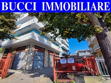 Foto Locale commerciale in Via Pian Delle Mele, Pescara Ospedale di 300 m²