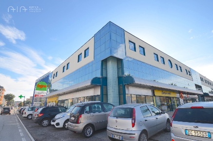 Foto Locale commerciale in Via Nazario Sauro - Via Mattei, Porto d'Ascoli