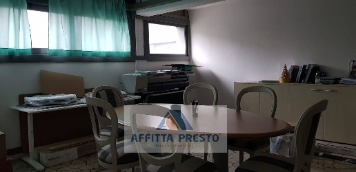 Foto Laboratorio a Vinci di 900 m² con 5 locali in affitto
