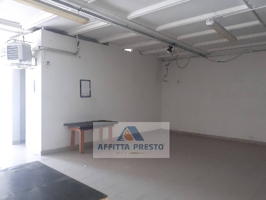 Foto Attività commerciale a Montespertoli di 400 m² con 10 locali