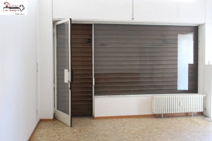Foto Locale commerciale in Via Isonzo, Gaglianico di 30 m² con 1 locali