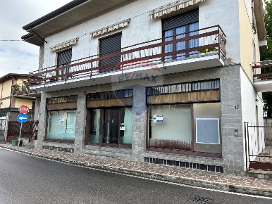 Foto Locale commerciale in Via Manzoni, Roncello di 100 m² con 4 locali