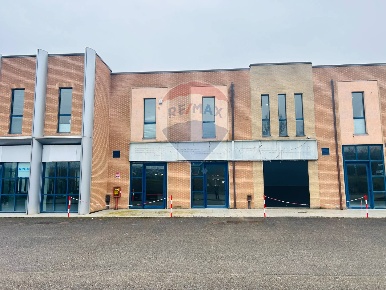 Foto Locale commerciale in Via Dei Gelsi, Magione di 440 m² con 2 locali