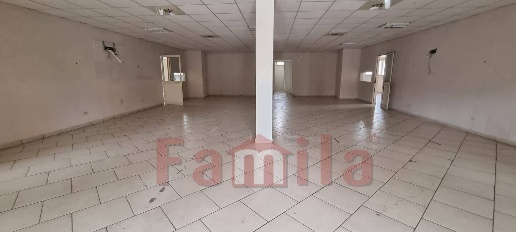 Foto Locale commerciale a Sirignano di 320 m² con 1 locali in affitto
