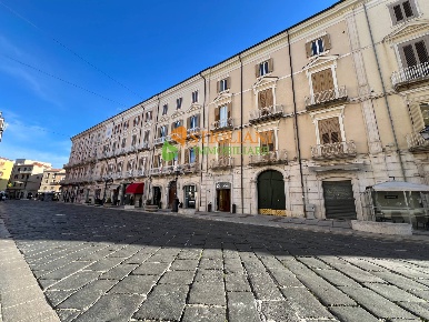 Foto Locale commerciale in Piazza Pepe, Campobasso Centro Storico di 80 m²