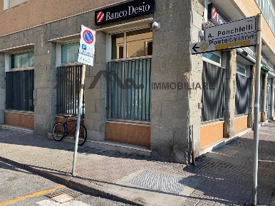 Foto Locale commerciale in Corso Vittorio Veneto, Savona di 150 m²
