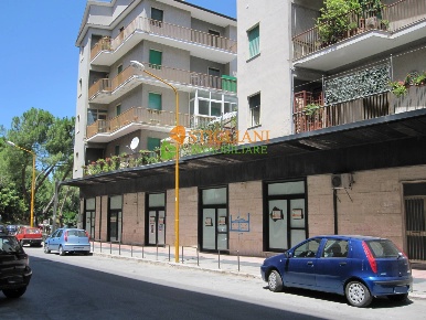 Foto Locale commerciale in Via Garibaldi, Campobasso Semicentro di 1515 m²