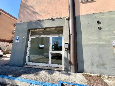 Foto Locale commerciale in VIALE MARTIRI DELLA LIBERTA', Fabriano Centro
