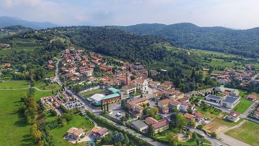 Foto Locale commerciale a Torre de' Roveri di 1300 m² con 10 locali