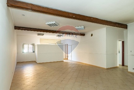 Foto Locale commerciale in via stazzone, Aci Sant'Antonio Centro di 115 m²