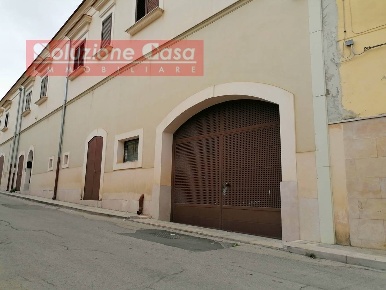 Foto Magazzino in Corso Traiano, Canosa di Puglia Centro di 153 m²
