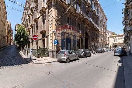 Foto Locale commerciale in Via San Giuseppe Al Duomo, Catania di 300 m²