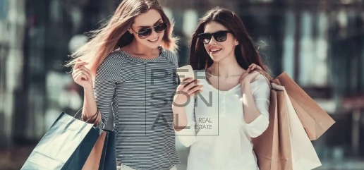 Foto Negozio a Desenzano del Garda Centro Storico di 100 m² con 2 locali