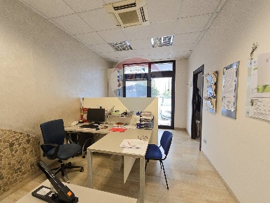 Foto Locale commerciale in Via Aldo Moro, Pescara Tirino di 187 m²