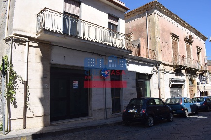 Foto Locale commerciale in via Garibaldi, Calatabiano di 68 m² con 6 locali