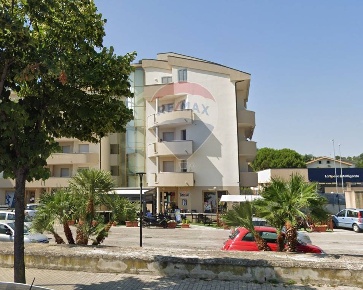 Foto Locale commerciale in Via Nazionale Adriatica Nord, Centro di 124 m²