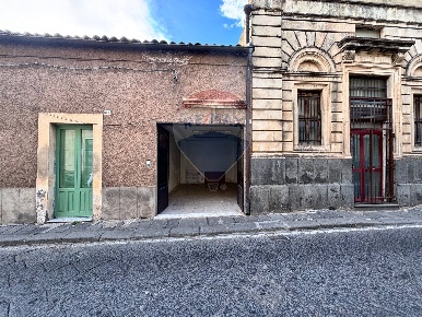 Foto Locale commerciale in Via Vittorio Emanuele, Santa Maria di Licodia