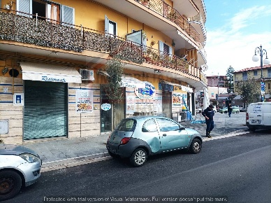 Foto Attività commerciale in via fratelli rosselli, Qualiano di 100 m²