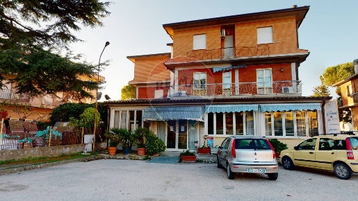Foto Hotel a Giano dell'Umbria Bastardo di 1250 m² con 17 locali in vendita
