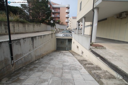 Foto Magazzino in Via India, Termoli Centro di 400 m² con 1 locali