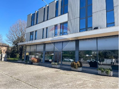 Foto Locale commerciale in strada ca balbi, Vicenza di 200 m² con 5 locali