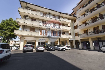 Foto Locale commerciale in Via Felice Paradiso, Acireale di 72 m²