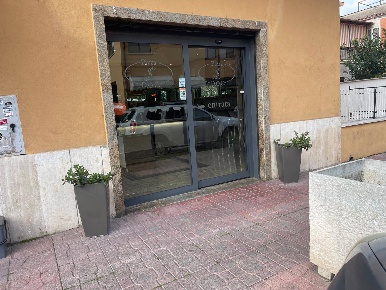 Foto Attività commerciale in Via Francesco Donati, Roma Dragona di 81 m²