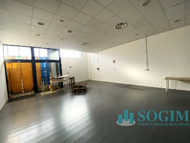 Foto Locale commerciale in Via Po, Vimercate Semicentro di 465 m²