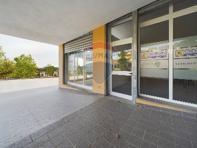 Foto Locale commerciale a Formello di 73 m² con 2 locali in vendita