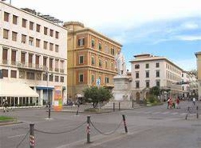 Foto Attività commerciale in Piazza Cavour, Livorno Cavour - San Carlo