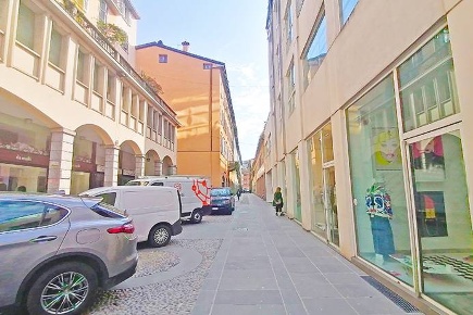 Foto Negozio in via S. Orsola, Bergamo Centro di 200 m² con 4 locali