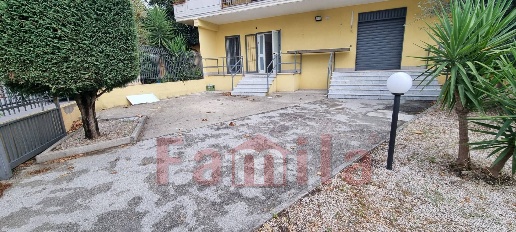 Foto Locale commerciale a Sirignano di 200 m² con 1 locali in affitto