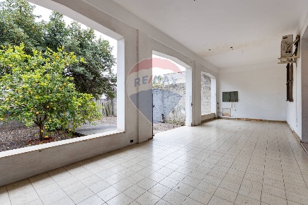 Foto Locale commerciale in Via Sanluri, Samassi di 263 m² con 4 locali