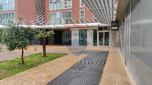 Foto Negozio in Via Pappacena, Bari Poggiofranco di 67 m² con 1 locali