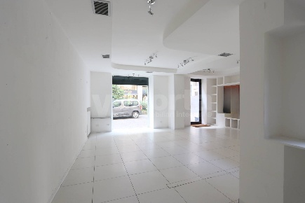 Foto Negozio in Via Cortelonga, Monza Centro Storico di 70 m² con 1 locali