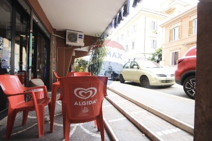 Foto Attività commerciale in via appia nuova, Roma Re di Roma di 70 m²